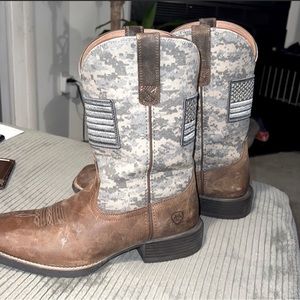 Ariat men western boots slightly worn